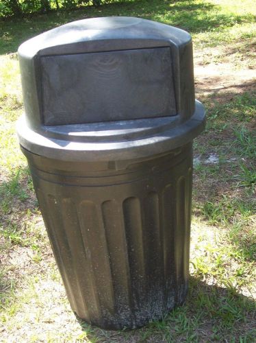 Rubbermaid top lid  fits  a LARGE trash can Pick up only