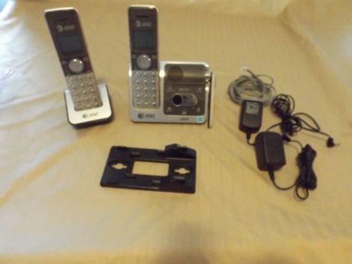 At&amp;t expandable cordless phone system &amp; bases w/ answering machine cl82201 for sale