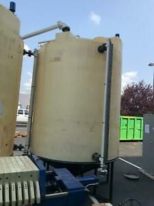 3,000 gallon vertical poly tank on stand