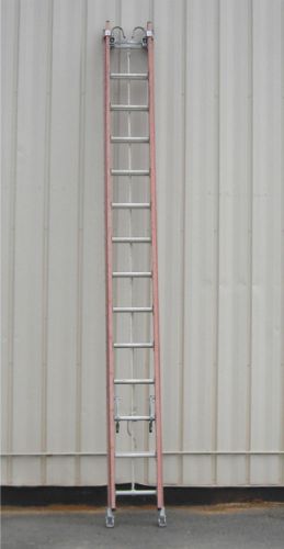 GREEN BULL COMMERCIAL GRADE EXTENSION LADDER  28FT WITH V-RUNG AND CABLE HOOKS