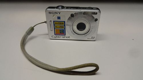 S19: Sony DSC-W70 7.2 MP Digital Camera - Silver