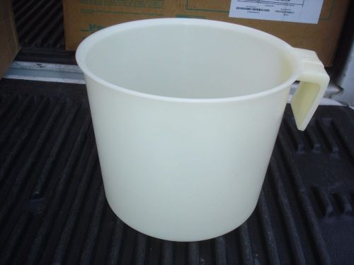 Livestock Feeding Pails (8-qt), Hook-Over Fence Feeders (Case of 20)