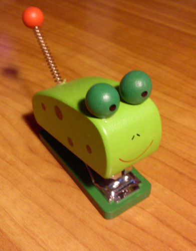 Mini Stapler Wooden Figure Frog - Green - Ideal For Kids &amp; School -New -FREE P&amp;P