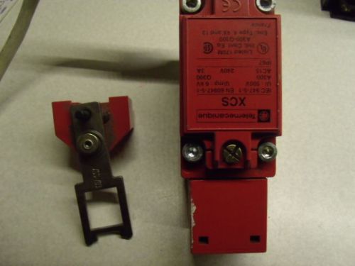 telemecanique 071885 XCS A501 limit switch and flew lock