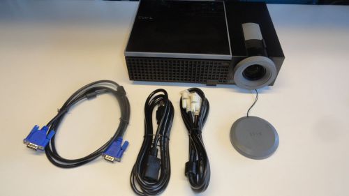 D11: Dell 1409X DLP Projector with Power Cord and Cables 686 Lamp Hours