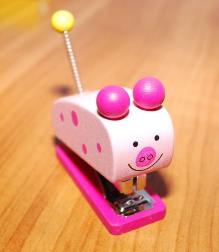 Mini Stapler Wooden Figure Pig - Pink - Ideal For Kids &amp; School - New - FREE P&amp;P