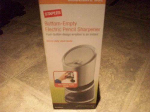 STAPLES BOTTOM-EMPTY ELECTRIC PENCIL SHARPENER 17445  NEW IN BOX.