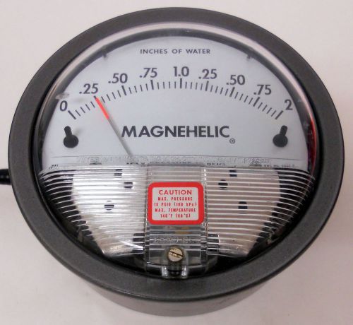 DWYER CAT 2002-C MAGNEHELIC MAX 15 PSIG 0-2 IN OF WATER PRESSURE GAUGE ASSEMBLY