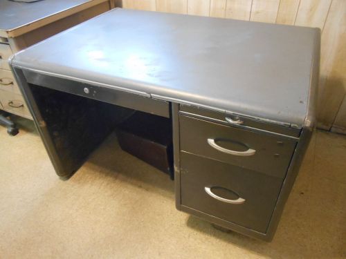 Steel Office Desk - 1950&#039;s - 45&#034; x 32&#034; x 29&#034;