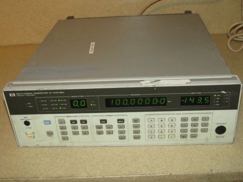 HP HEWLETT PACKARD 8657A SIGNAL GENERATOR 01-1040 MHz. - OPT 002