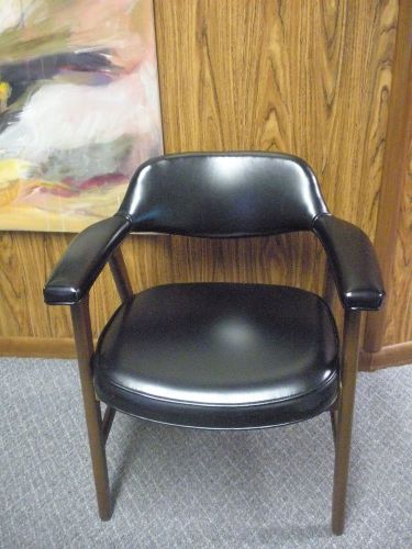 Lot of 8 retro waiting room chairs Very good condition