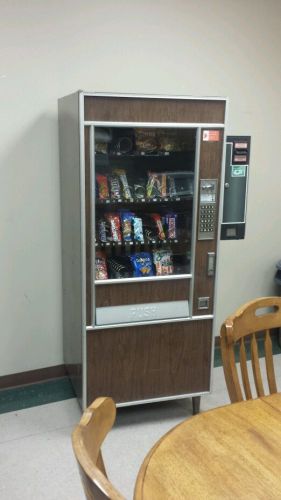 Vending machine with bill breaker