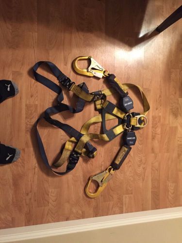 Dbi sala safety harness and self retracting big scaffold hooks!!! very light!!! for sale