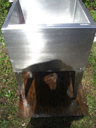 Ice well or bin with cold plate and 9 soda line hookups