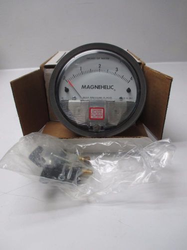New Dwyer 2004 C Magnehelic Differential Pressure Gauge 0-4 Inches of Water