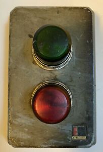 vtg CUTLER HAMMER Green and Red Indicator light 120 VOLT 10250T 91000T on plate