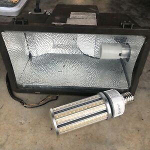 HUBBELL INDUSTRIAL LIGHT FIXTURE AND LED BULB