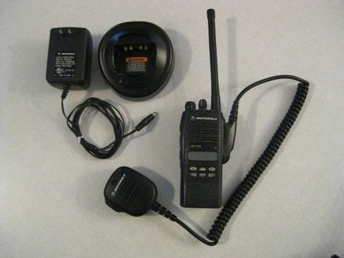 MOTOROLA HT1250 VHF PORTABLE RADIO AAH25KDF9AA5AN 136-174 MHz + charger + Mic