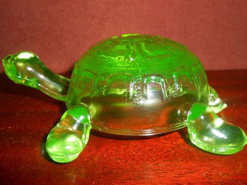 Green Vaseline glass Turtle firgurine uranium yellow art sea / glows canary Mint