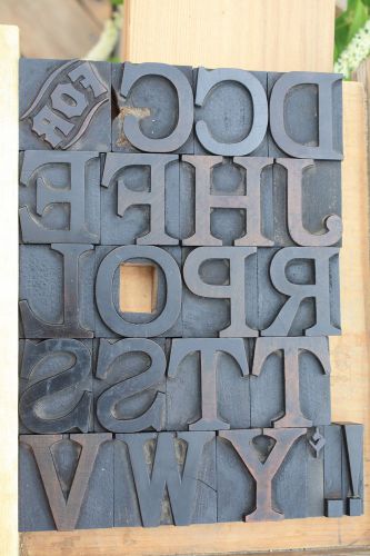 Letterpress wood type, 12-line Roman Oldstyle, catch-word plus 18 letters