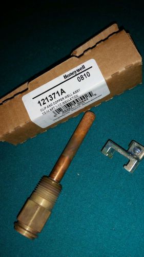 HONEYWELL 121371A Clip &amp; Copper Well Assembly 1/2-14 NPT NEW 121371B heating