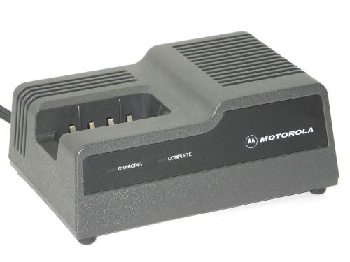 Motorola Model NTN4633C Charger for P200, HT600, MT1000 Radios