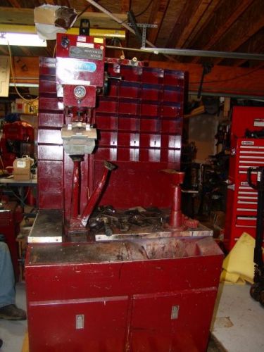 Shoe repair sole press with feet swing arm