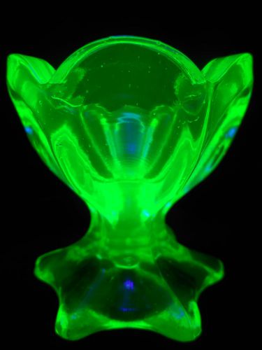 Green Vaseline Uranium glass raised salt dip cellar celt / Lucere pattern master