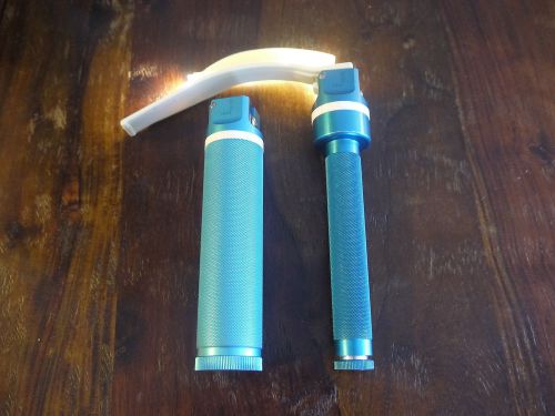Pair of Vital Signs Laryngscope Handles w Blade  TESTED