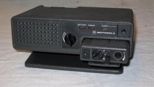 Motorola H04UMC1222AC Minitor II Pager + NRN4985B Amplified Charger