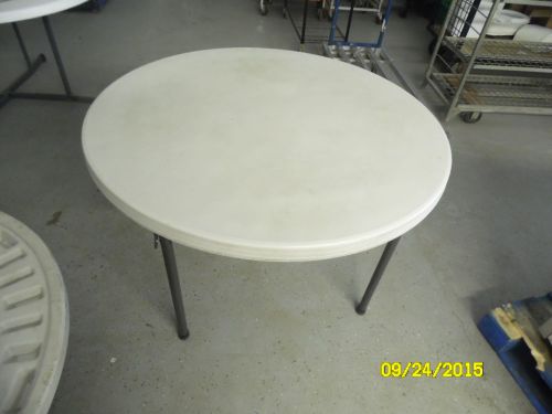 2960 Lifetime Folding Tables 46&#034; Round White Folding Table excellent condition
