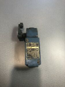 Allen-Bradley 802T-AP Limit Switch W/ 40146-009-63 Head &amp; Roller Lever FREE SHIP