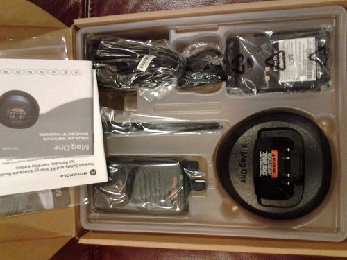 Mag one motorola bpr40 portable 8ch two-way radio w/accessories aah84kds8aa1an for sale