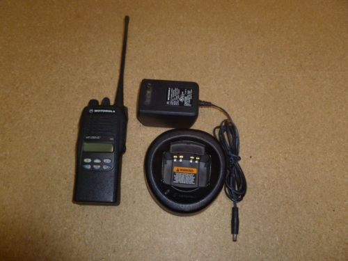 Nice Motorola HT1250 LS+ 450-512 MHz UHF Two Way Radio AAH25SDH9DP7AN w Charger