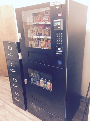 Seaga CBC 716 Snack Soda Combo Vending Machine w/ Credit Card Reader Nearly NEW!
