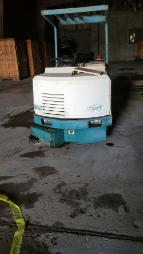 TENNANT RIDE ON SWEEPER  528  LOW HOURS  120