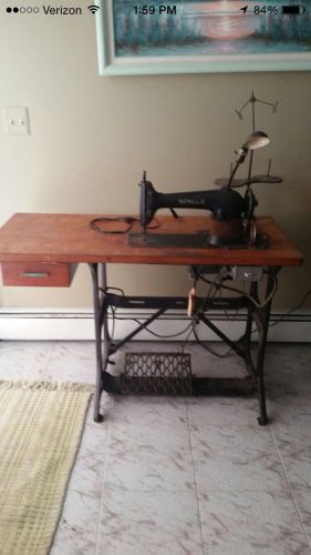 Singer Industrial Sewing Machine (AA037185)