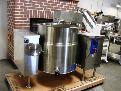 CLEVELAND MKEL-60-T 60 GALLON ELECTRIC TILTING STEAM KETTLE MIXER WITH AGITATOR