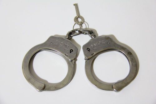 VINTAGE OLD VALOR HANDCUFFS HAND CUFF POLICE SECURITY TAIWAN MADE, KEY INCLUDED