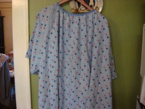 HOSPITAL PATIENT GOWN - EXTRA LARGE - GREAT FOR HALLOWEEN COSTUME
