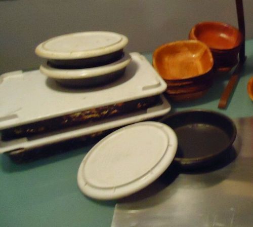 Deep dish Square Pizza or bread pans w lids 12 &#034; Lot of 2 sets