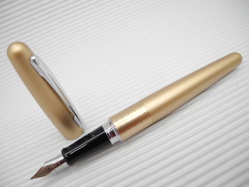Pilot FP-MR1 Medium nib Fountain pen with box (Gold), 2 BK cartridges