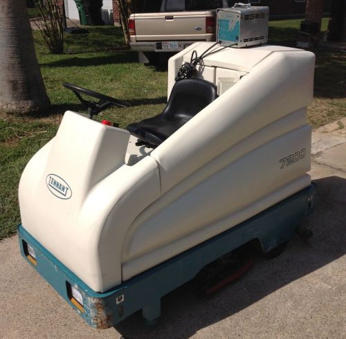 Tennant 7200 automatic floor scrubber / w charger &amp; batteries - great shape! a+1 for sale