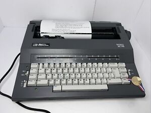 Smith Corona SC 110  Electric Typewriter w Carrying Case Cover. READ DESCRIPTION
