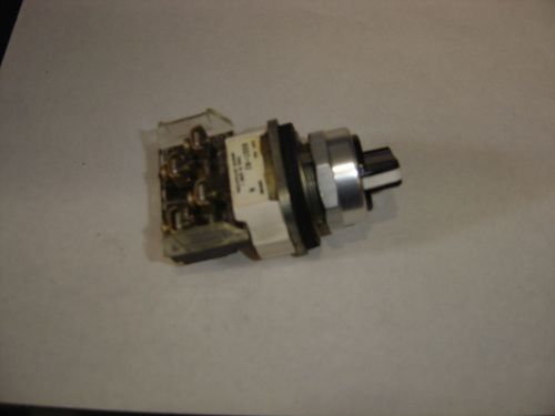 ALLEN BRADLEY 800T-H2A SELECTOR SWITCH 2 POS MAINT N.C. -N.O. CONTACTS SER N