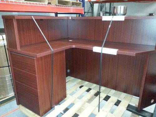 Corner unit office desk for receptionist/lobby area 40&#034;x48&#034;x40&#034; Great Condition
