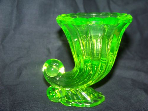 VASELINE URANIUM GREEN  GLASS HORN PLENTY   (( id136933 ))