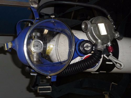 US Divers Survivair mask/regulator/tank and original storage case.