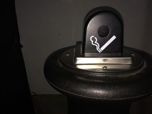 Rubbermaid Groundskeeper Cigarette Receptacle (Smoke Station) 9W30