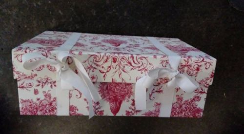 BEAUTIFUL 12 x 7 x 4 RED &amp; WHITE DELFT GIFT BOX RIBBON CLOSURES VICTORIAN DECOR